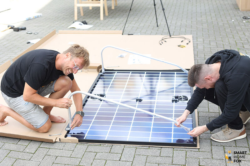 Das Solarmodul wird von den Smart-Home-Fox Experten während der Balkonkraftwerk Montage an der Halterung angebracht.